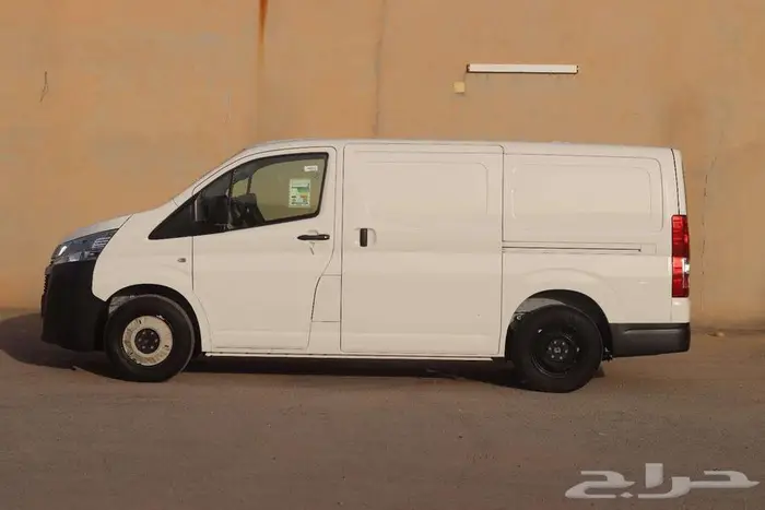 تويوتا باص بضاعه بنزين سقف منخفض موديل 2025 9