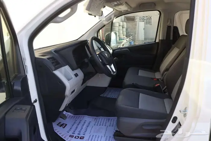 تويوتا باص بضاعه بنزين سقف منخفض موديل 2025 1