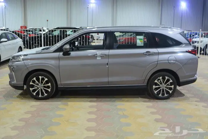 تويوتا فيلوز GLX فل موديل 2025 ابيض و رصاصي ورمادى 11