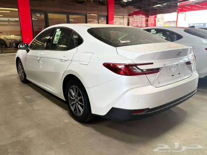 كامري E ستاندرد بنزين موديل 2025 سعودي 3