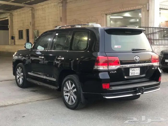 تويوتا جيب لاندكروزر VXR سعودي 2021 أسود داخل بيج 5