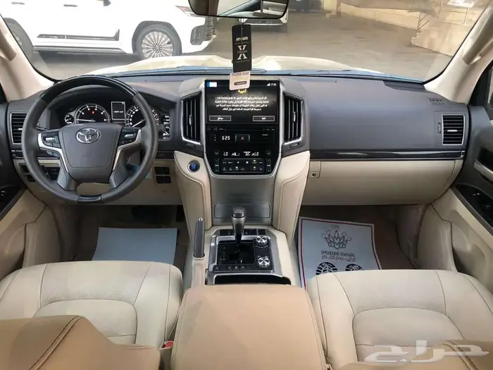 تويوتا جيب لاندكروزر VXR سعودي 2021 أسود داخل بيج 8