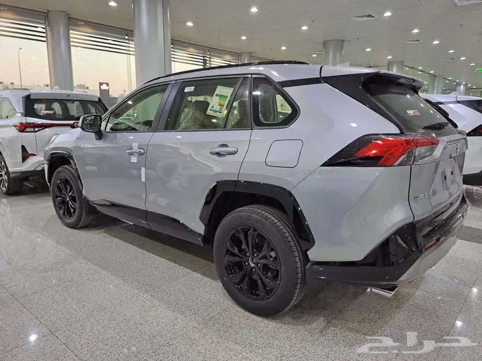 تويوتا راف فور xle فتحة هايبرد 2025 ( لون فضي ) 4