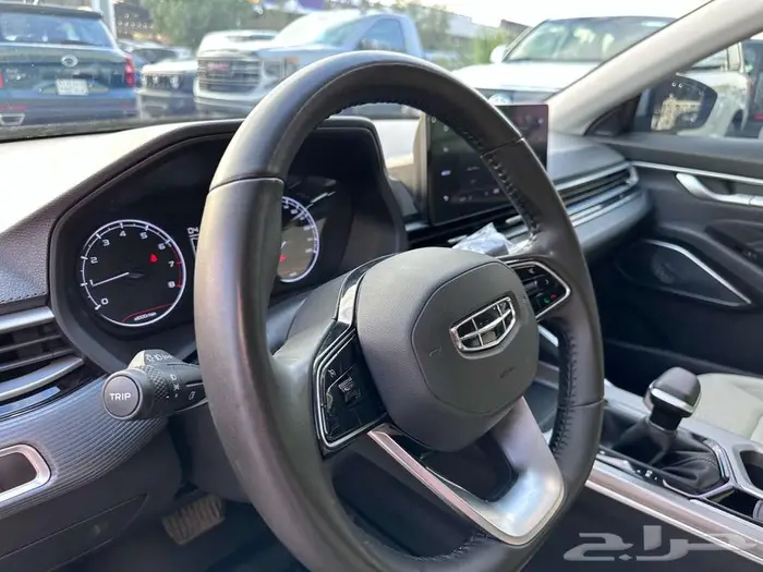 جيلي ام جراند 2025 8