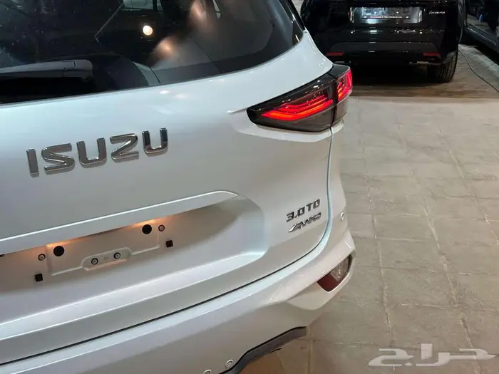 ايسوزو MU-X موديل 2024 فل كامل دبل لدى خالد للسيارات 5