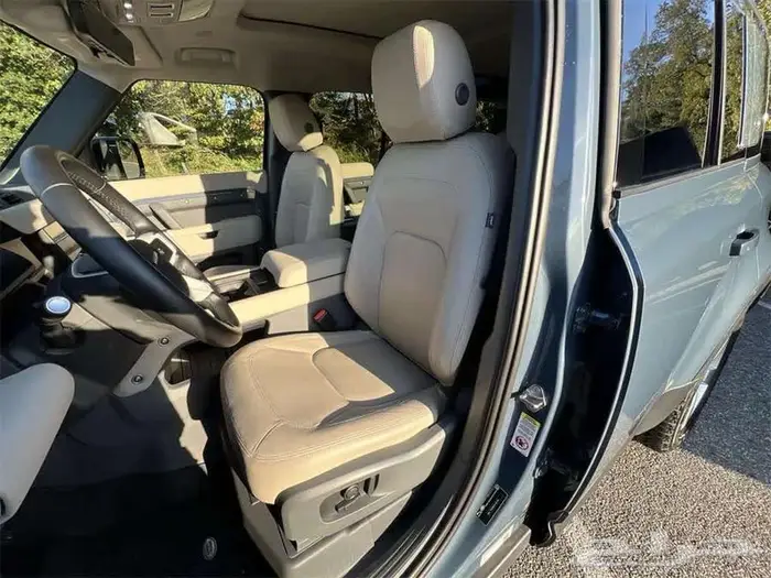 لاند روفر ديفندر 110 2024 V6 14