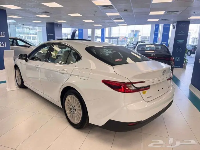 تويوتا كامري E BLas هايبرد 2025 كاش واقساط 4