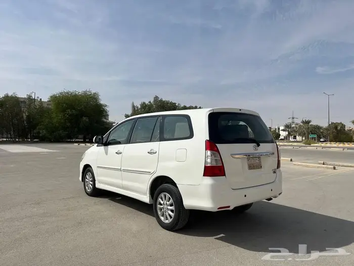 للبيع انوفا 2012 نظيفة 4