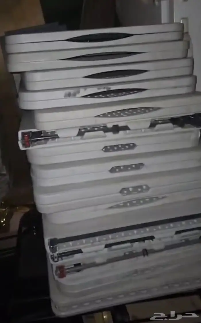 طاولة فايبر وكراسي نضيفة 0