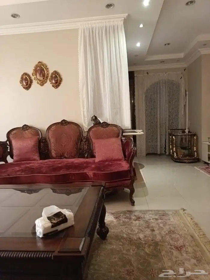 كنب كلاسيك من مفروشات العمر يسع 8 أشخاص 3