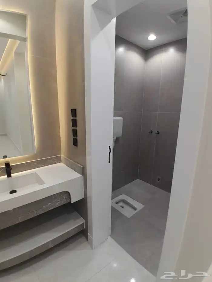 للبيع شقه دور ثاني مع سطح مستقل المصعد شغال ب550الف بالمحاله 4