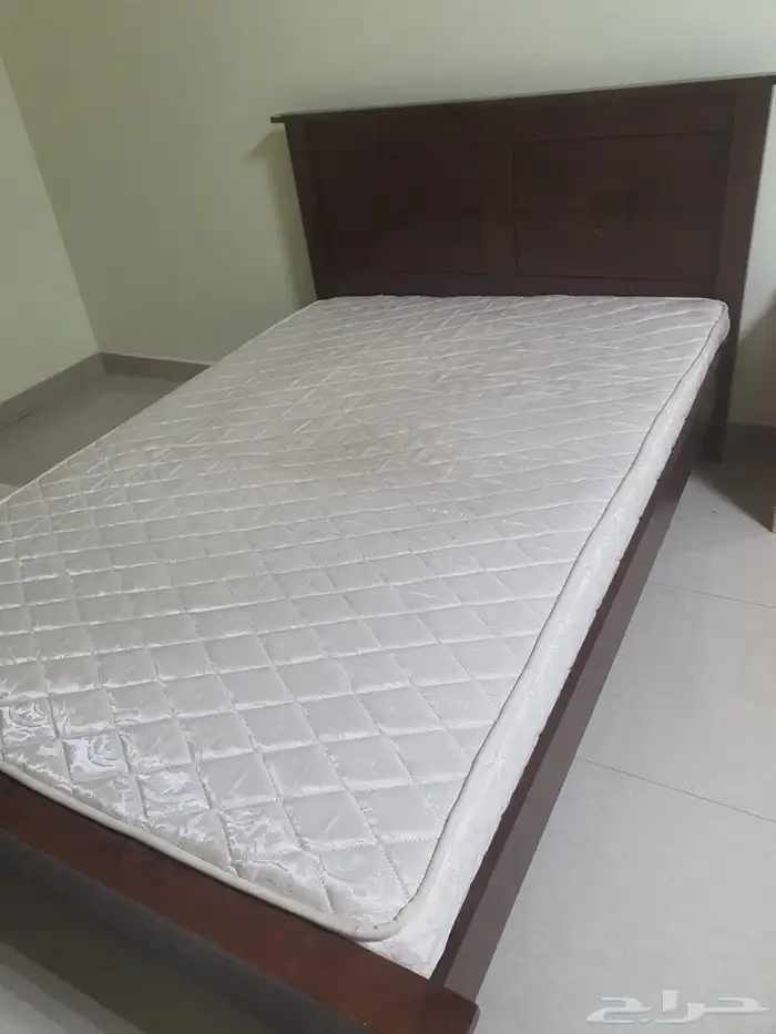 فرصة سرير خشب ثقيل ب100 فقط مع المرتبة 1