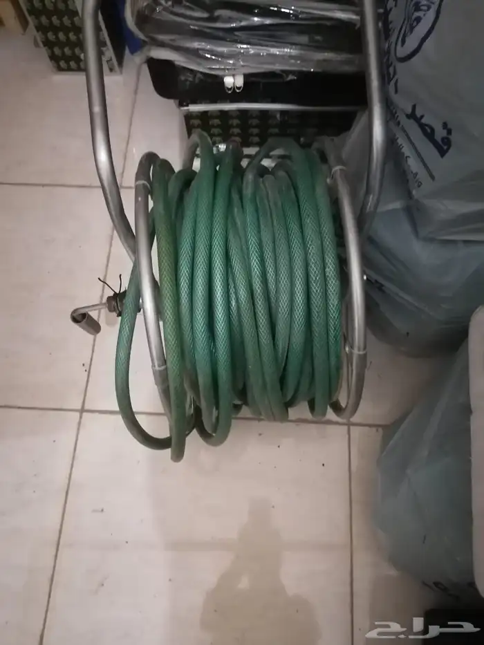 جهاز جري ومكواة غرفة نوم ومكنسة وسلة وكرة وأشياء أخرى 5