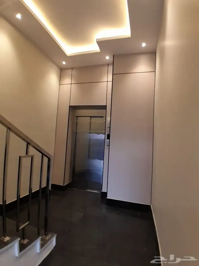 للبيع شقه دور ثاني مع سطح مستقل المصعد شغال ب550الف بالمحاله 1