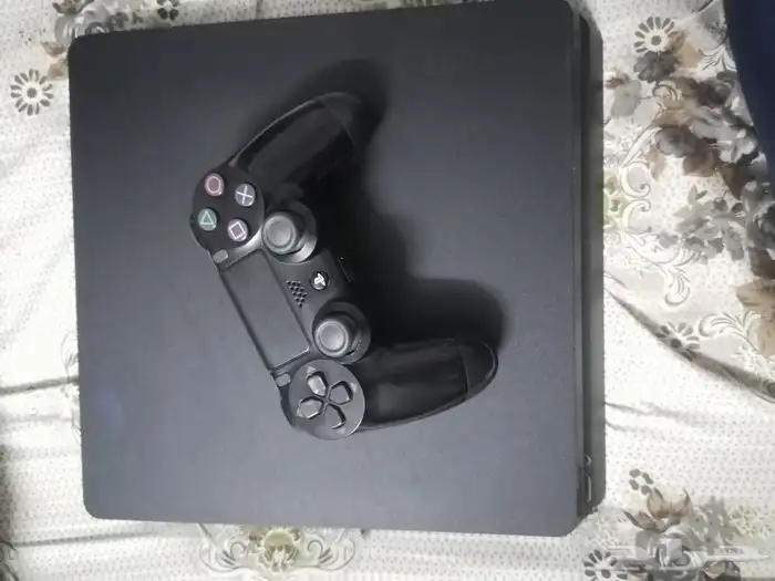 بلاستيشن 4 وان تيرا 1 مع اليد وشاحن الأصلي والاسلاك 1