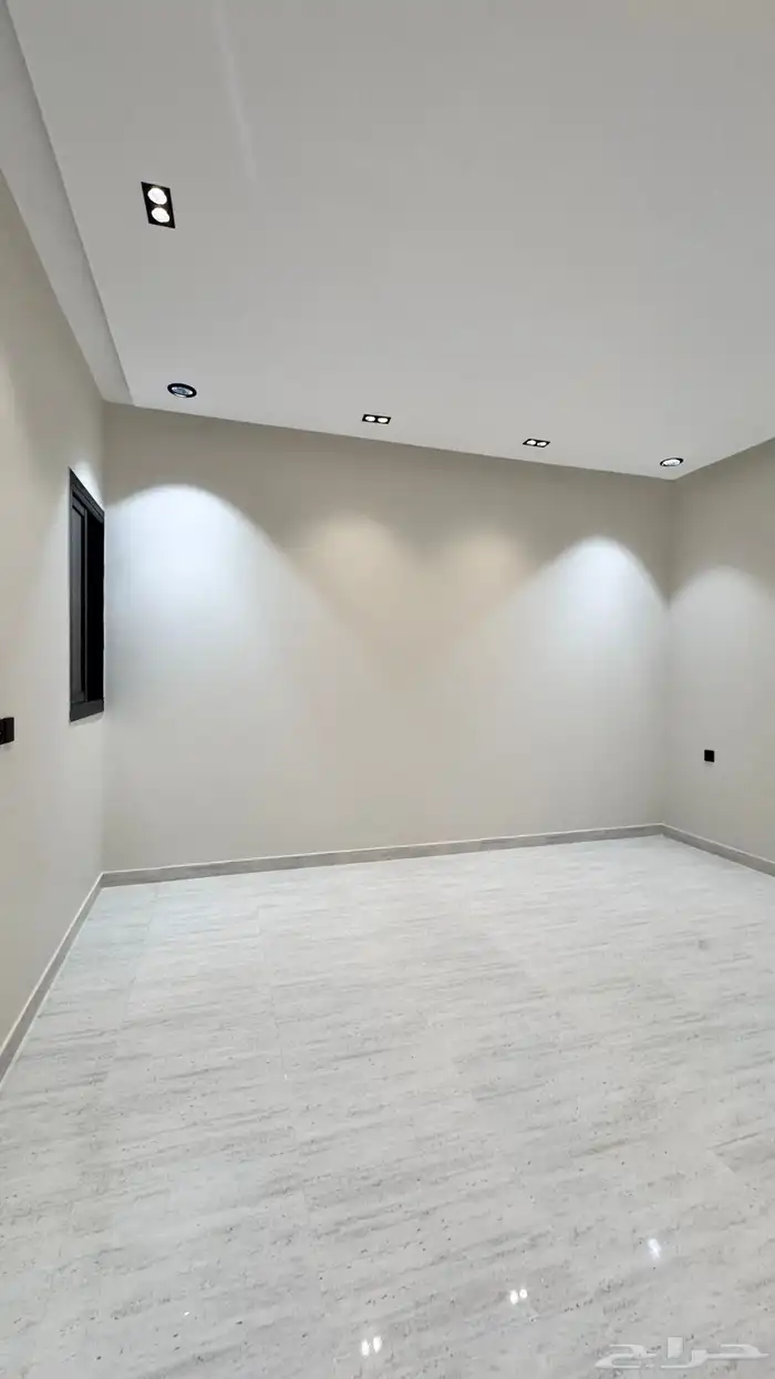 للبيع شقق ارضي و ارواف علوي مع ملحق على طريق ابها الخميس 34