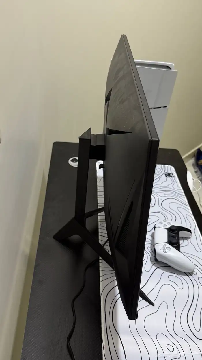 طاولة العاب وبلايستيشن 5 مع شاشه 12