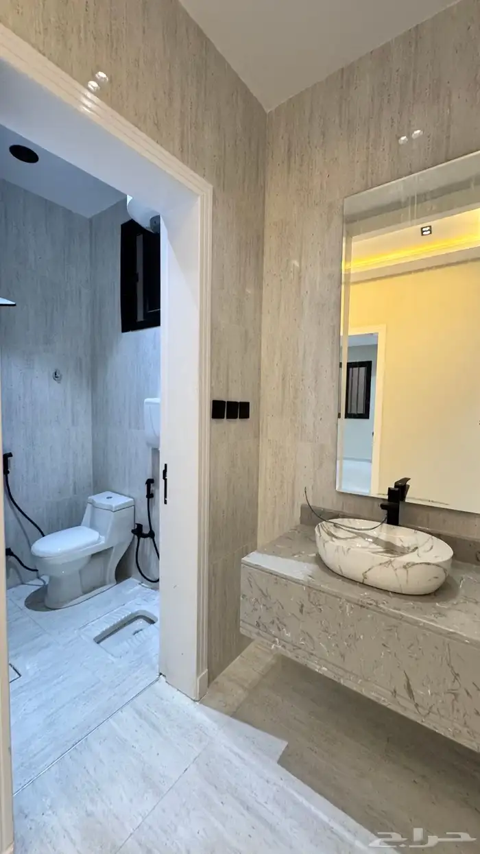 للبيع شقق ارضي و ارواف علوي مع ملحق على طريق ابها الخميس 31