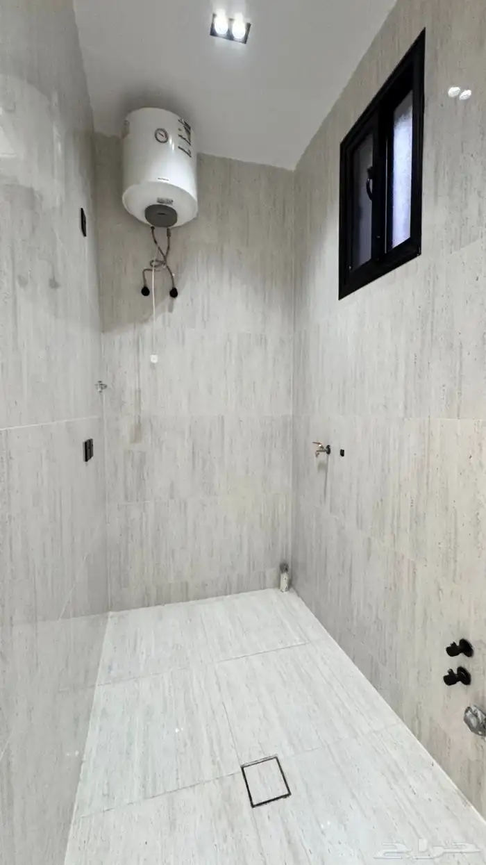 للبيع شقق ارضي و ارواف علوي مع ملحق على طريق ابها الخميس 45