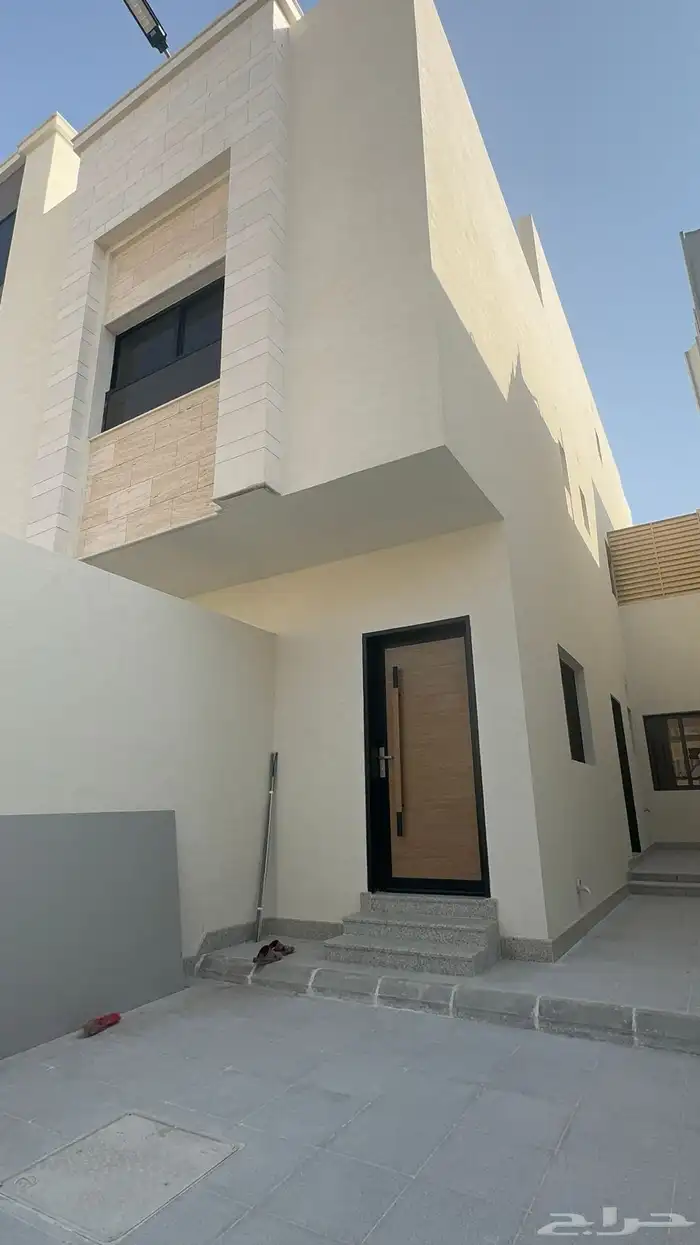 دور أرضي فاخر جديد بموقع مثالي للإيجار بتصميم أنيق استثنائ 3