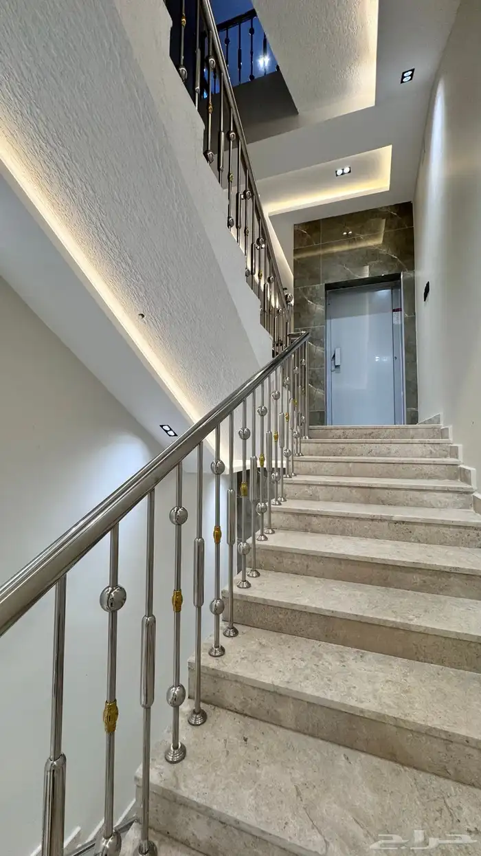 للبيع شقق ارضي و ارواف علوي مع ملحق على طريق ابها الخميس 22