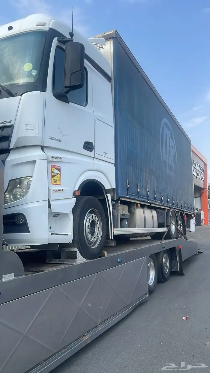 مسكس متوجد في الحسا يشل سيارتين 1