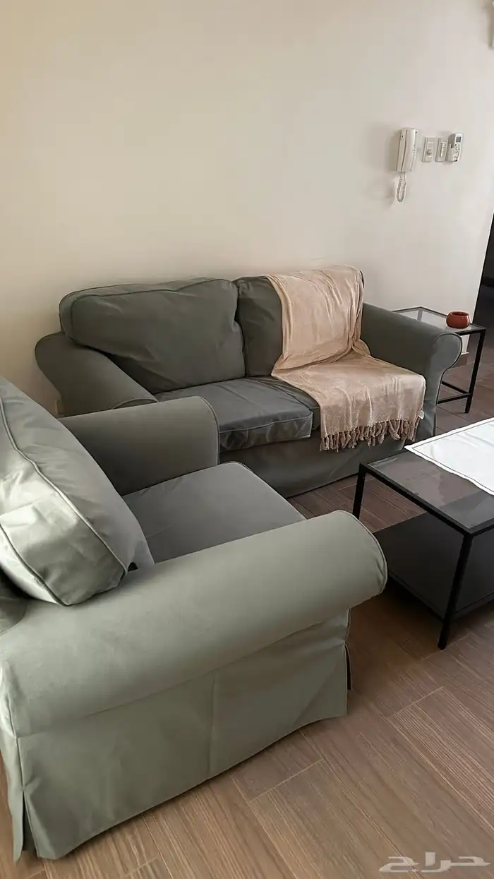 كنب ايكيا وطاولة خدمة بحالة ممتازه 2