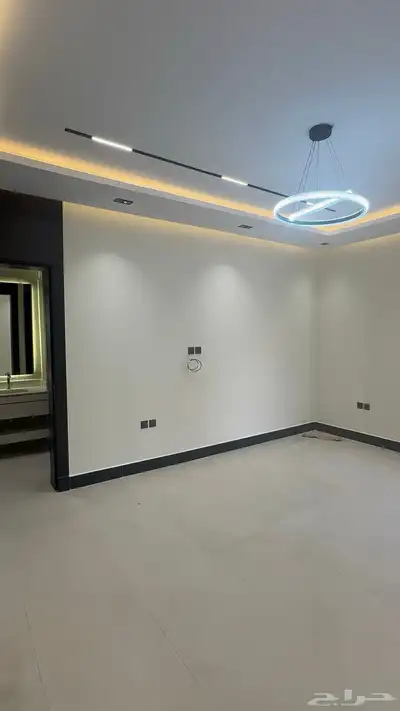 دور أرضي فاخر جديد بموقع مثالي للإيجار بتصميم أنيق استثنائ index