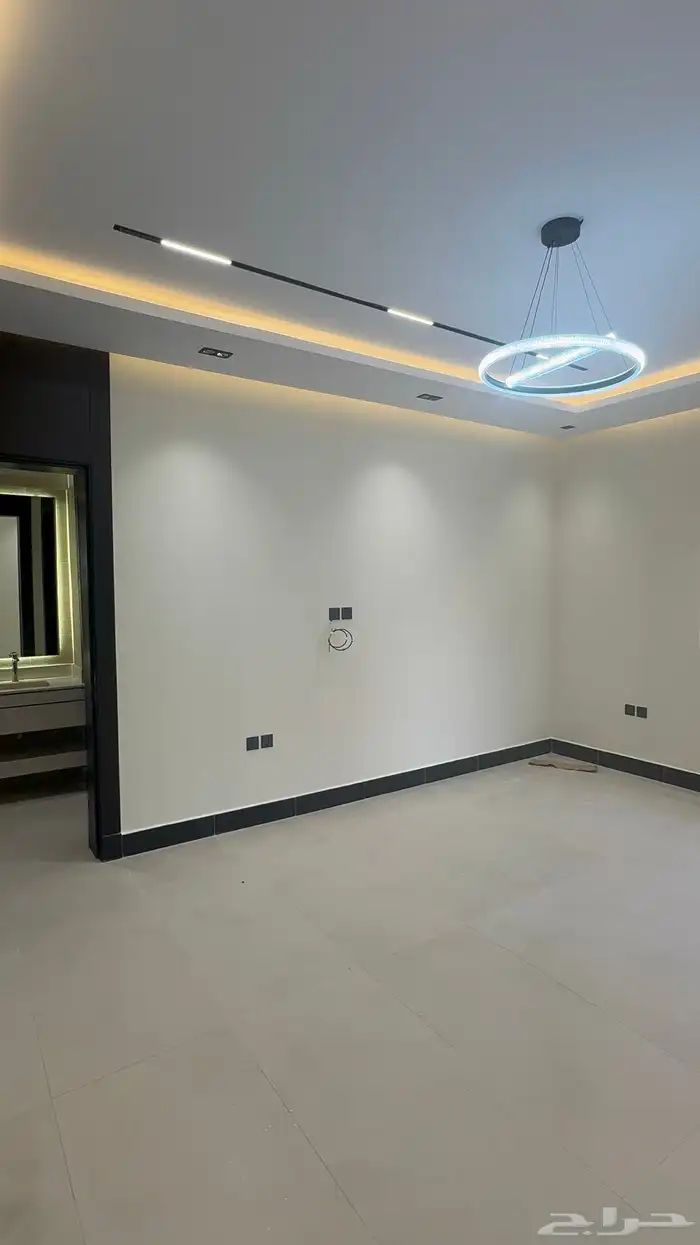 دور أرضي فاخر جديد بموقع مثالي للإيجار بتصميم أنيق استثنائ 6