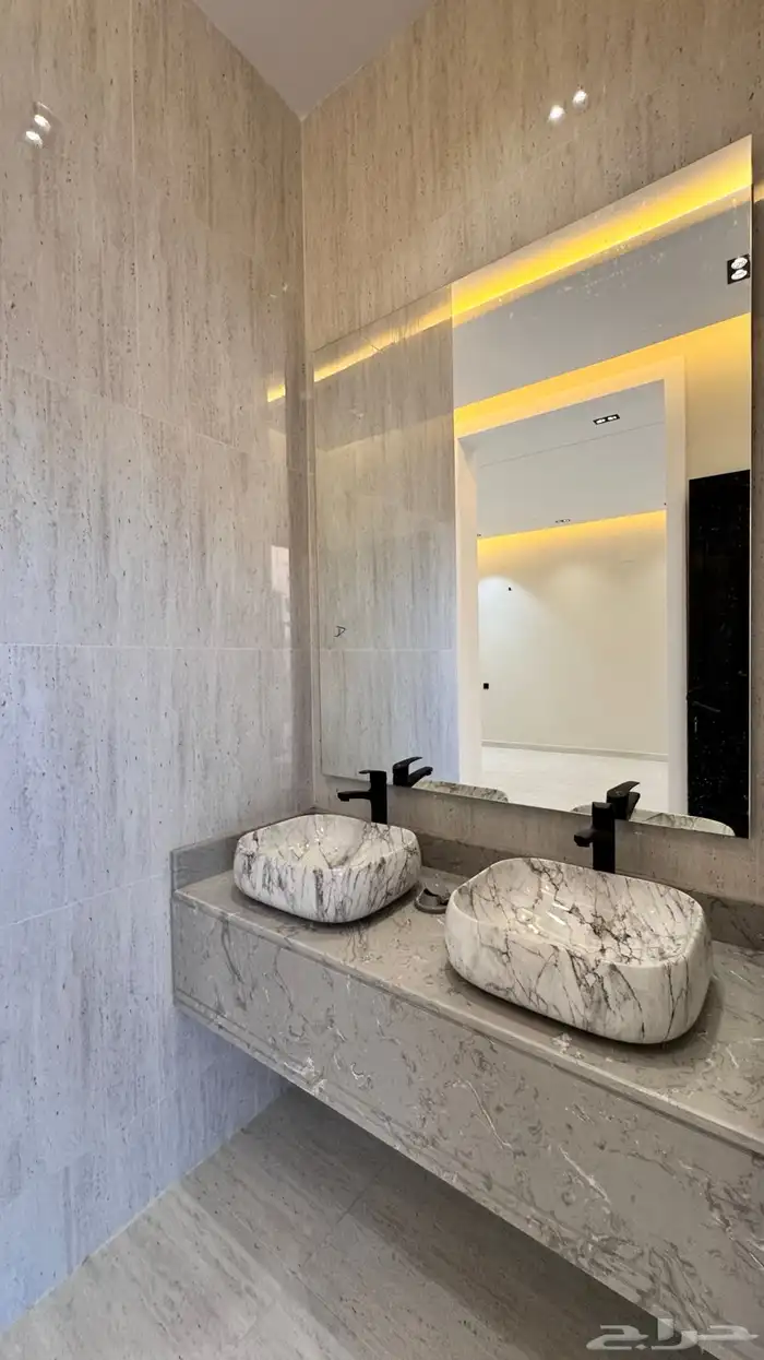 للبيع شقق ارضي و ارواف علوي مع ملحق على طريق ابها الخميس 17