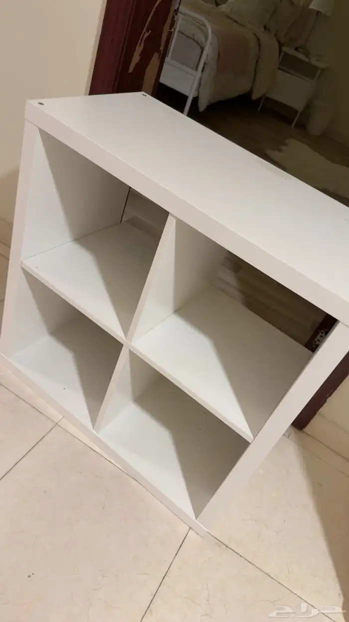 رف نضيف جدا من ايكيا مع طاوله من ايكيا 1