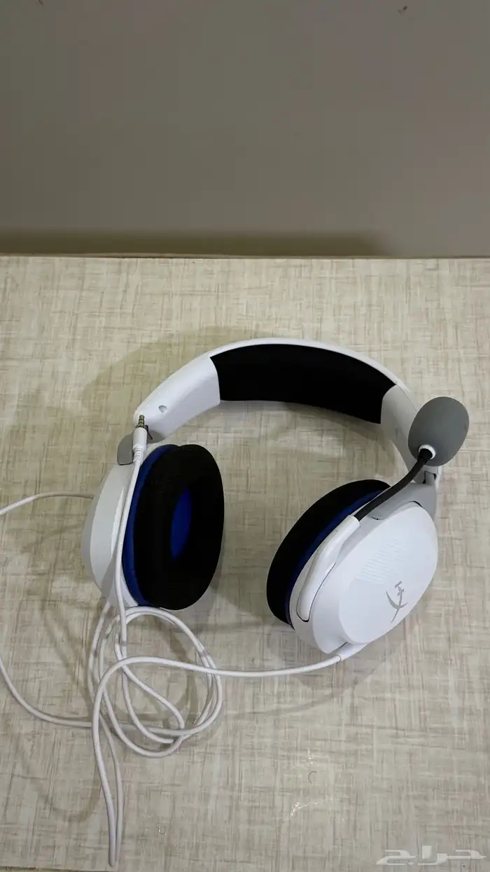 طاولة العاب وبلايستيشن 5 مع شاشه 8