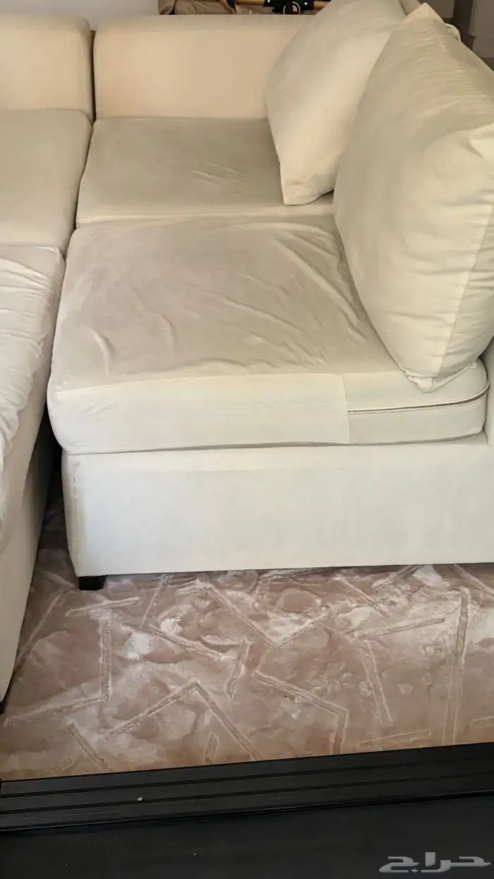 كنب حرف L مع طاولة تلفزيون مع طاولة قهوة واربع قطع جانبيه 1