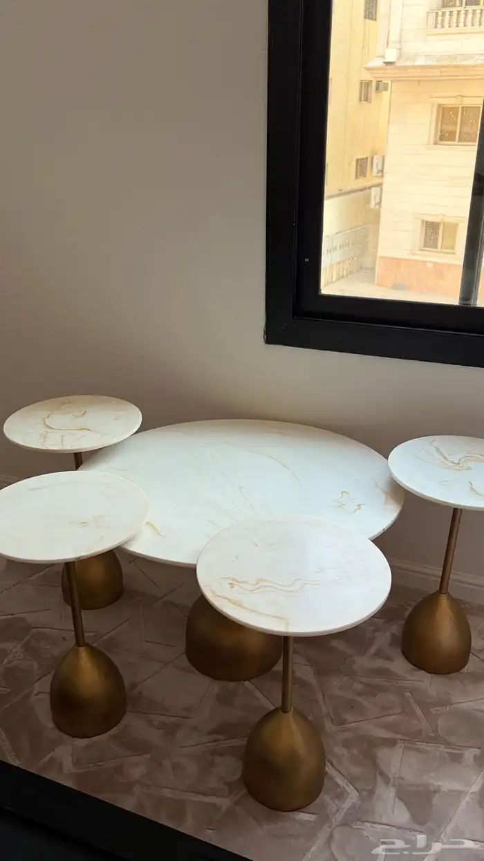 كنب حرف L مع طاولة تلفزيون مع طاولة قهوة واربع قطع جانبيه 2