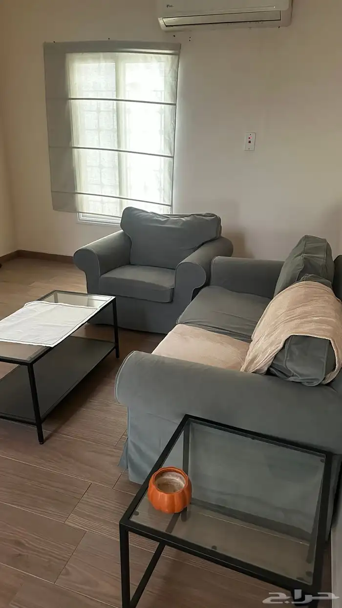 كنب ايكيا وطاولة خدمة بحالة ممتازه 3