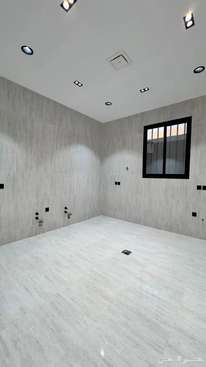 للبيع شقق ارضي و ارواف علوي مع ملحق على طريق ابها الخميس 15