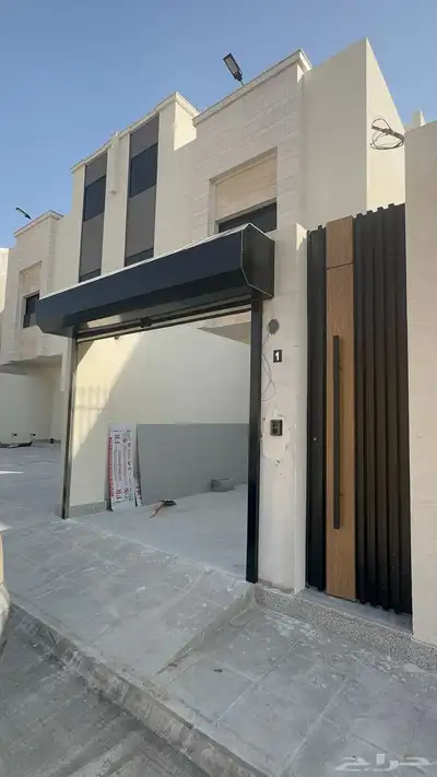 دور أرضي فاخر جديد بموقع مثالي للإيجار بتصميم أنيق استثنائ index