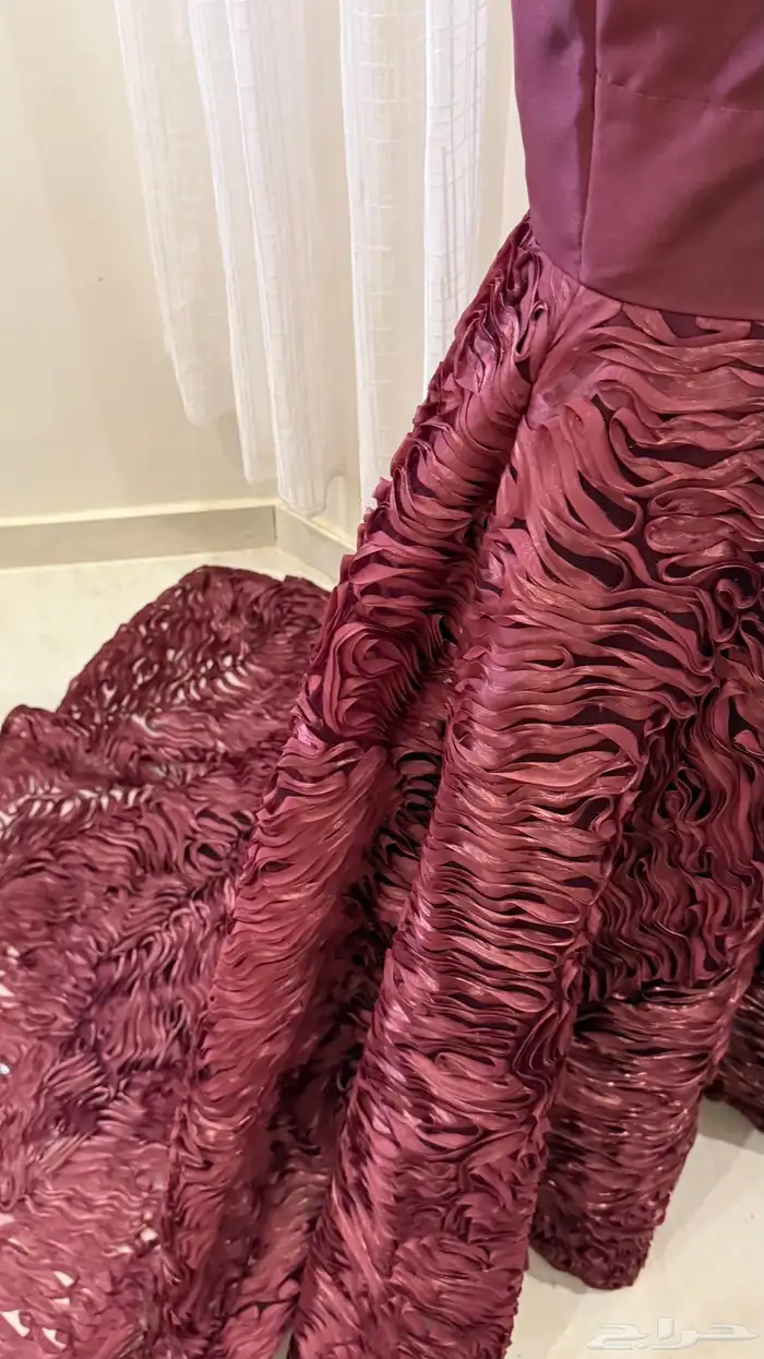 فستان يلبس مديم وسمول اللون عنابي ومن وراء ذيل طويل 0