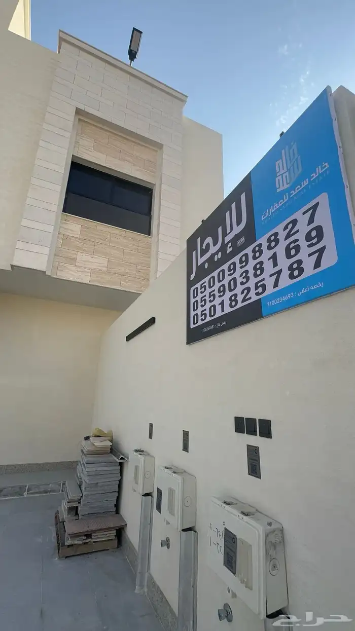 دور أرضي فاخر جديد بموقع مثالي للإيجار بتصميم أنيق استثنائ 31