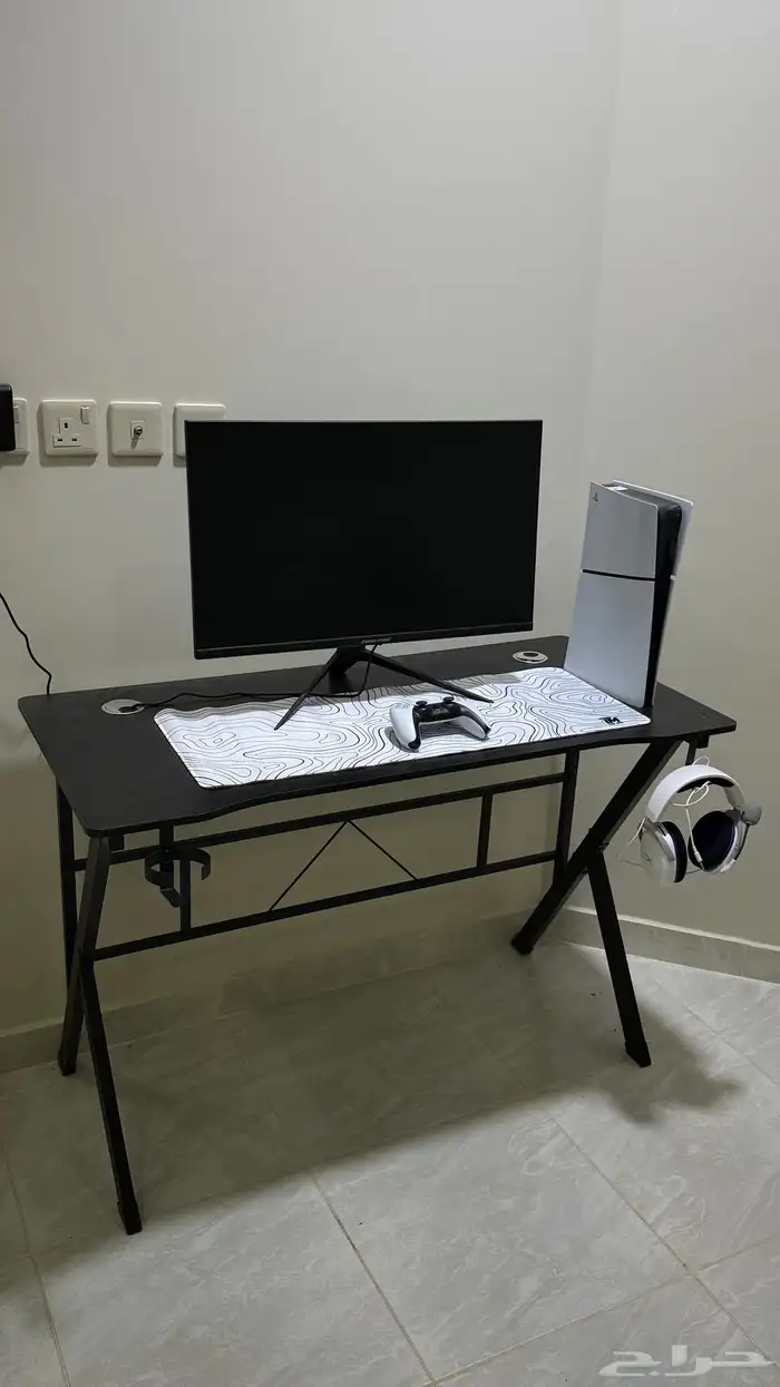 طاولة العاب وبلايستيشن 5 مع شاشه 0