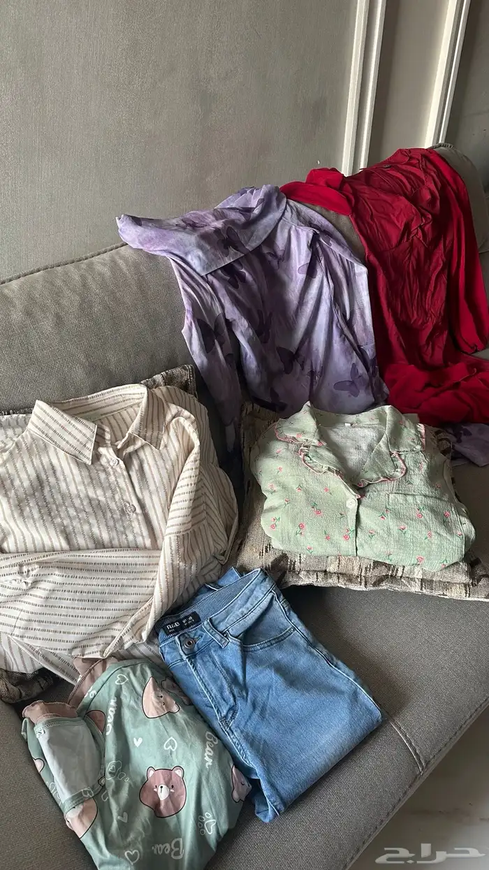 2 فساتين وبجامه ورب بيت وبنطلون جنز وجاكيت 0