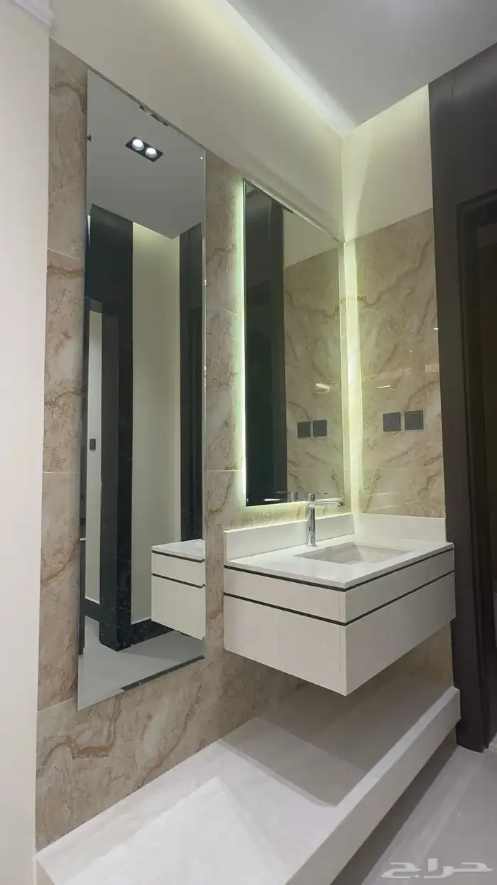 دور أرضي فاخر جديد بموقع مثالي للإيجار بتصميم أنيق استثنائ 11