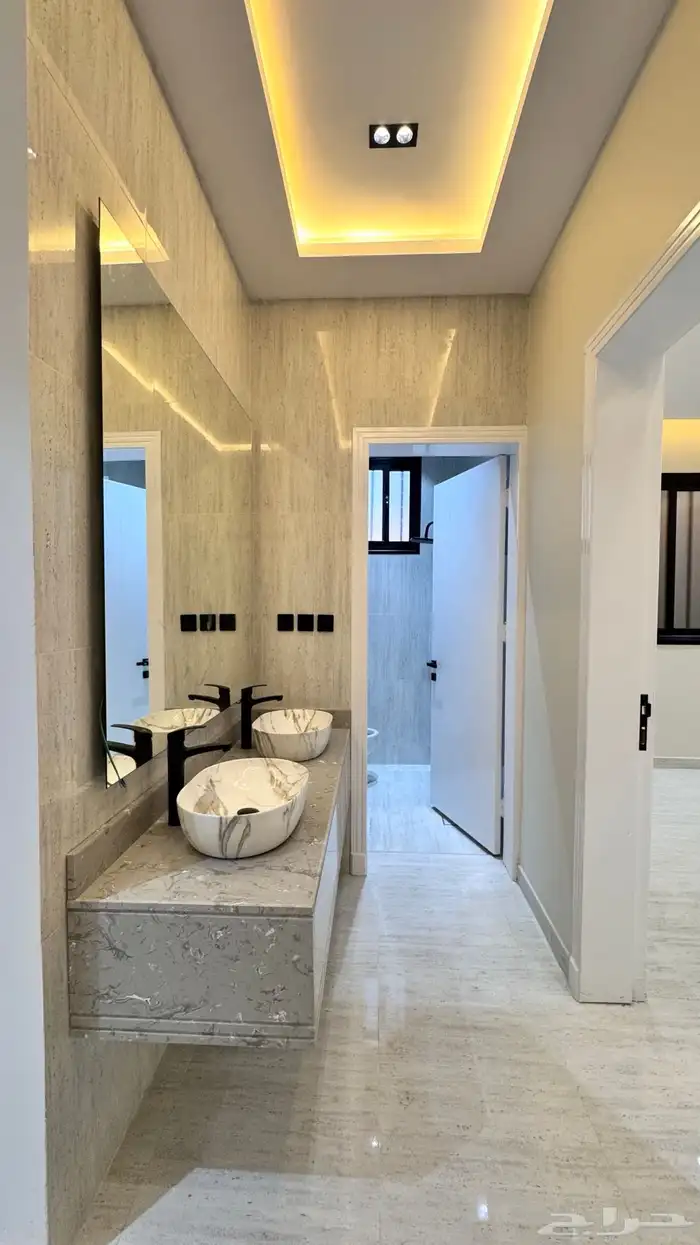 للبيع شقق ارضي و ارواف علوي مع ملحق على طريق ابها الخميس 24