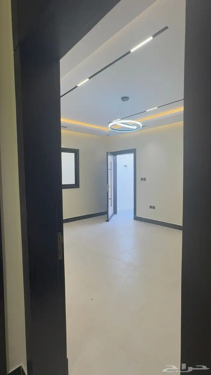 دور أرضي فاخر جديد بموقع مثالي للإيجار بتصميم أنيق استثنائ 9