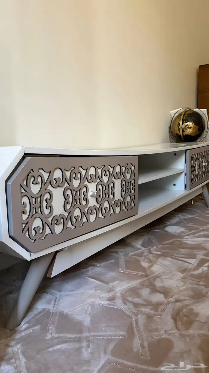 كنب حرف L مع طاولة تلفزيون مع طاولة قهوة واربع قطع جانبيه 4