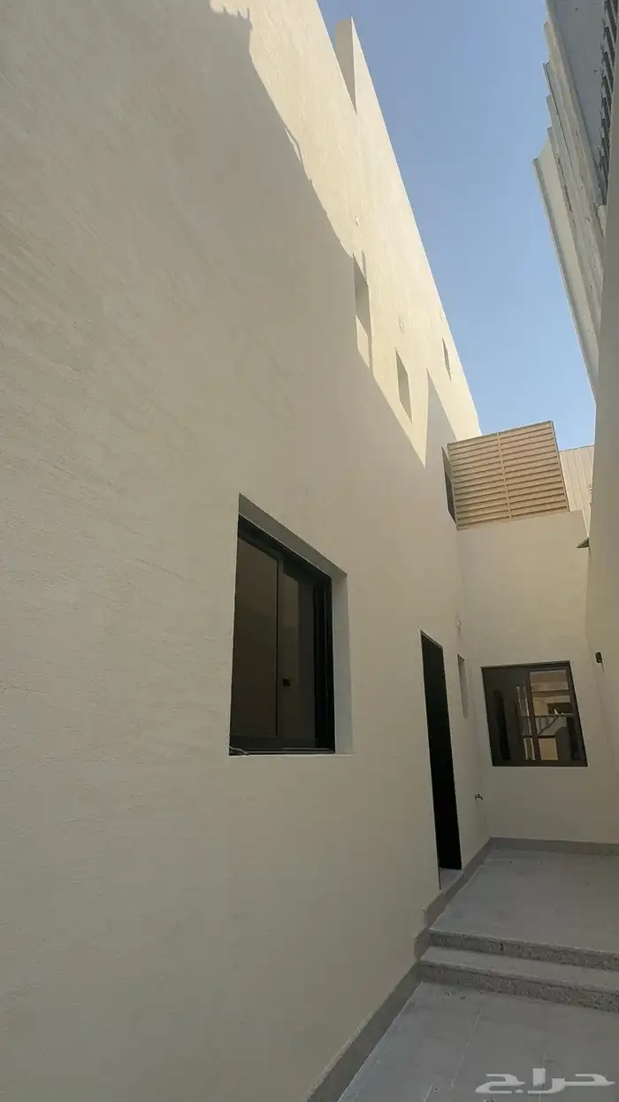 دور أرضي فاخر جديد بموقع مثالي للإيجار بتصميم أنيق استثنائ 4