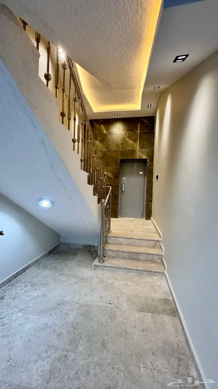 للبيع شقق ارضي و ارواف علوي مع ملحق على طريق ابها الخميس 21