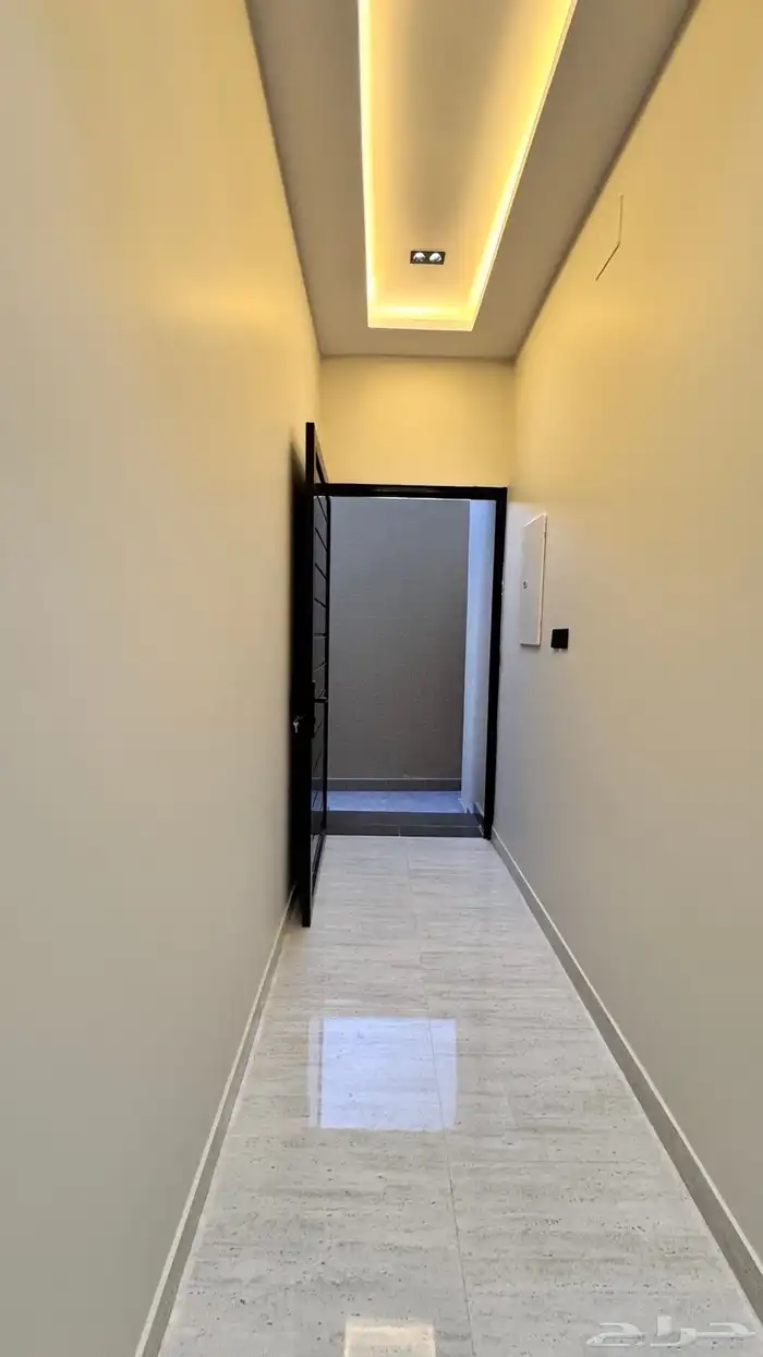 للبيع شقق ارضي و ارواف علوي مع ملحق على طريق ابها الخميس 13