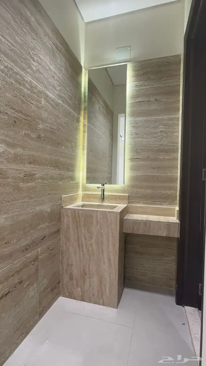 دور أرضي فاخر جديد بموقع مثالي للإيجار بتصميم أنيق استثنائ 10