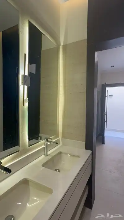 دور أرضي فاخر جديد بموقع مثالي للإيجار بتصميم أنيق استثنائ index